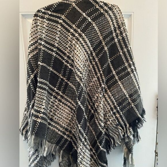 ⏬️PRICEDROP⏬️LC Lauren Conrad Plaid Shawl with Fringe - Picture 2 of 3